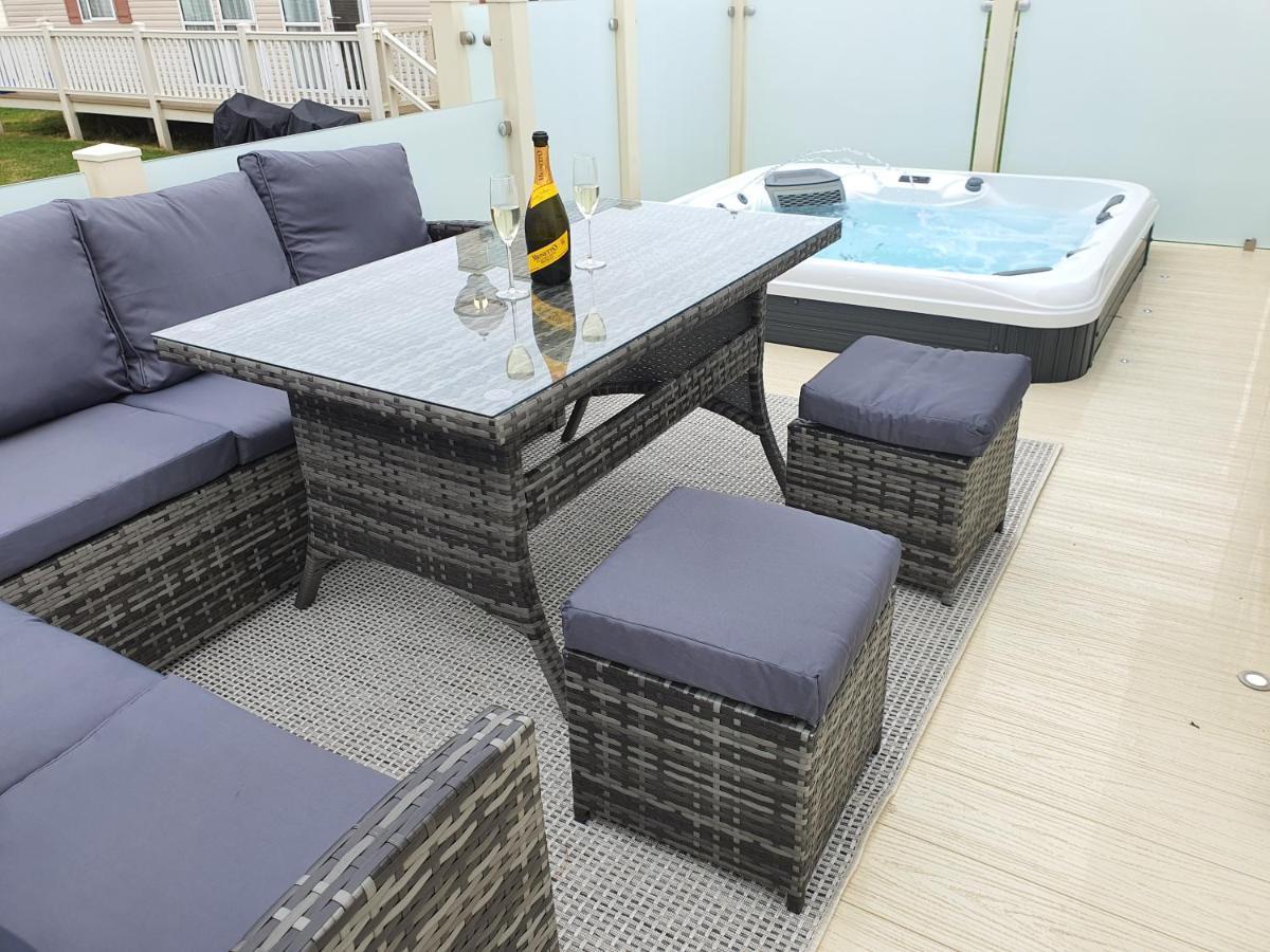 אינגולדמלס Premium Accommodation With Luxury Hot-Tub And Decking Area, Near Fantasy Island מראה חיצוני תמונה